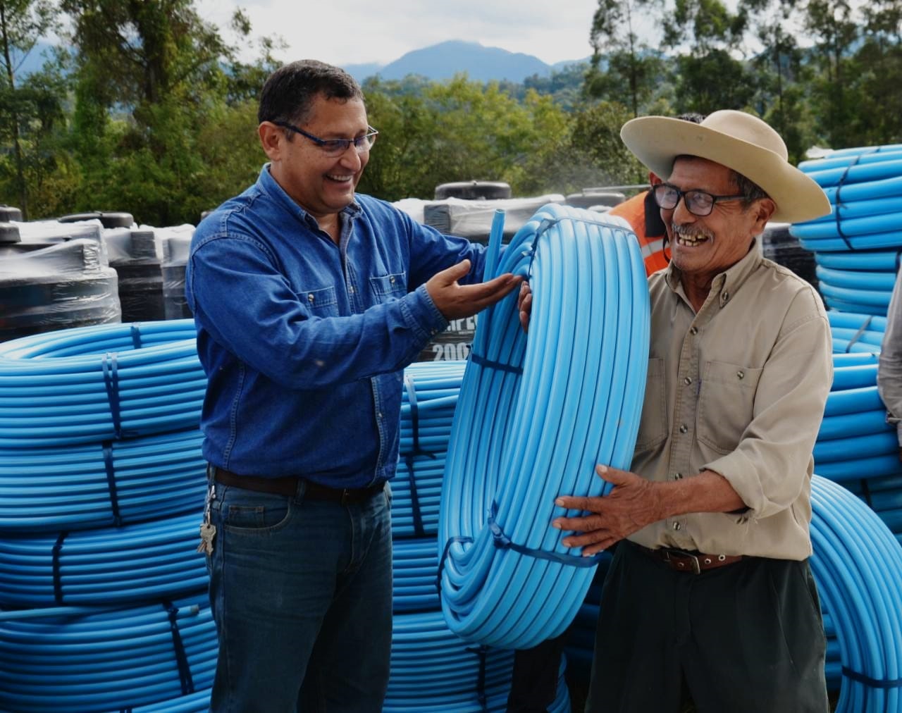 Gobernador entregó materiales para la implementación del sistema de riego en Emborozú