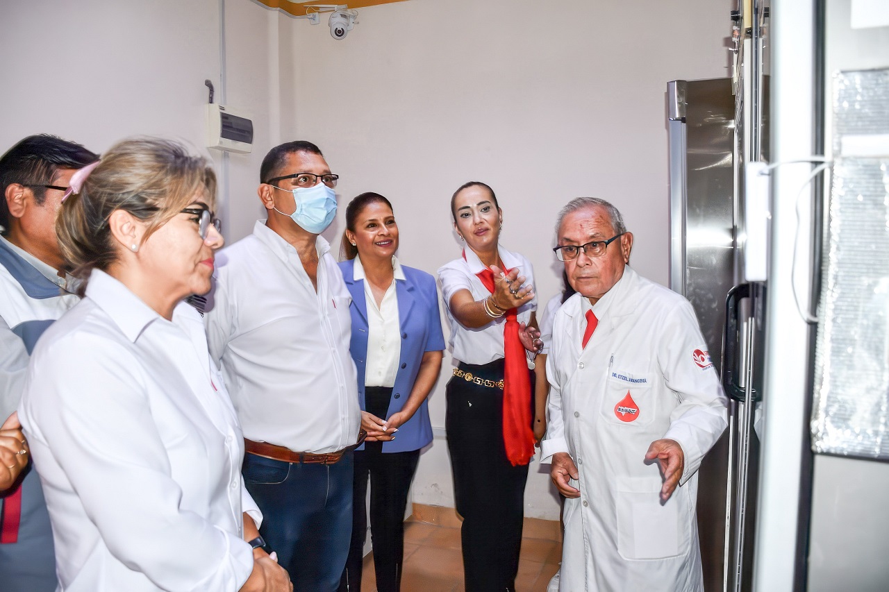 El gobernador y la Primera Dama entregaron equipamiento al Banco de Sangre “Tarija” 