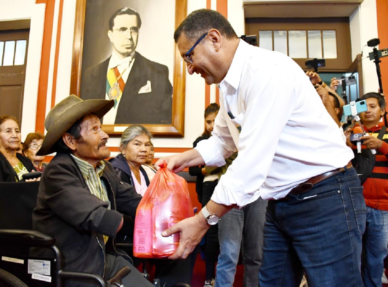 El GADT inició entrega de la Canasta del Adulto Mayor