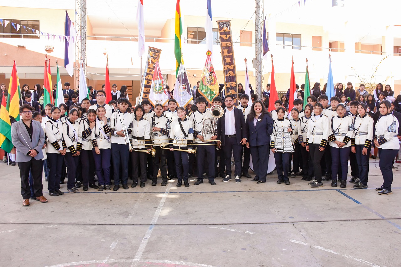 La Gobernación de Tarija entrega instrumentos musicales a la Banda Estudiantil de la Unidad Educativa Avelina Raña 2 en su 114 aniversario