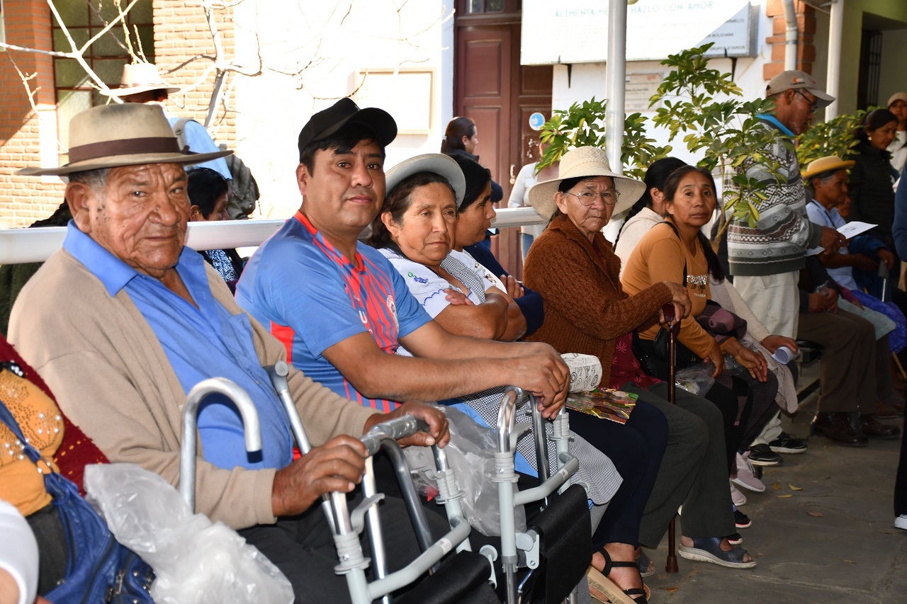 Gobernación de Tarija beneficia a personas de escasos recursos con la entrega de servicios médicos y protésicos del SUSAT II Generación