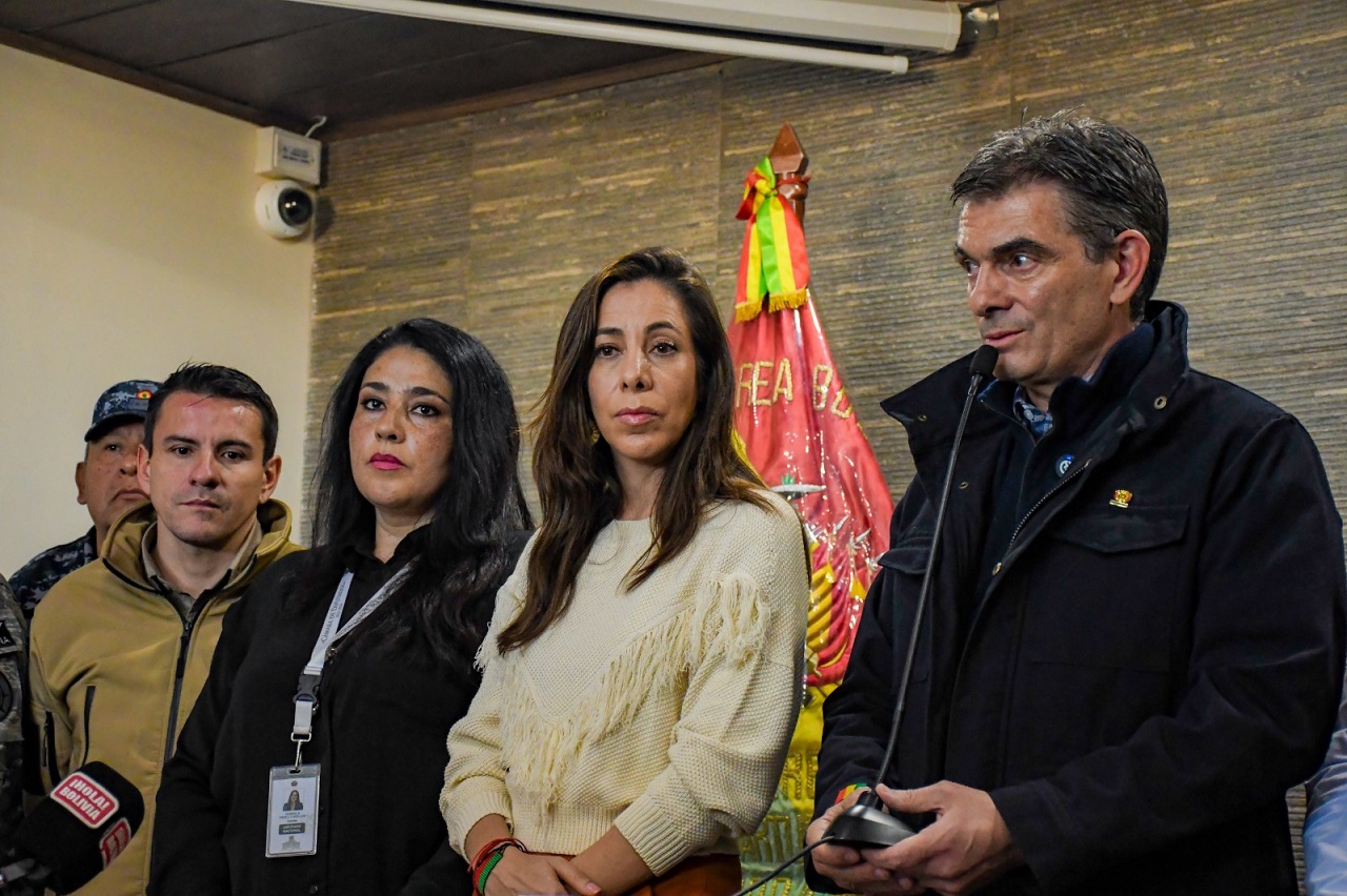 Autoridades coordinan acciones para consolidar el control de los incendios y brindar apoyo a las familias afectadas