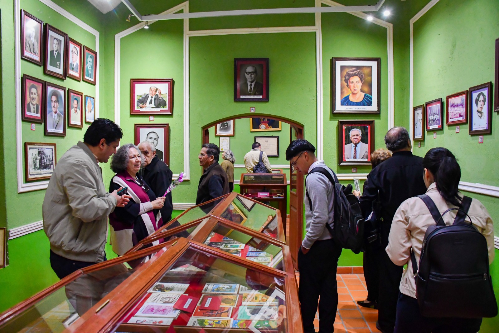 Gobernación realizó exposición fotográfica de personalidades de la educación en Tarija