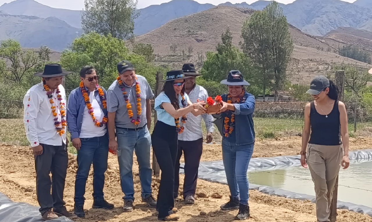 Gobernación entrega 11 reservorios de agua en Pampa Redonda y apuesta por el talento productivo de su gente