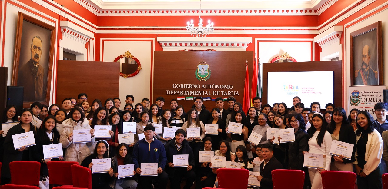 ¡Tarija forma jóvenes con visión internacional! Gobernación y EduServer entregan 213 becas del programa: “Joven Tarijeño Bilingüe”
