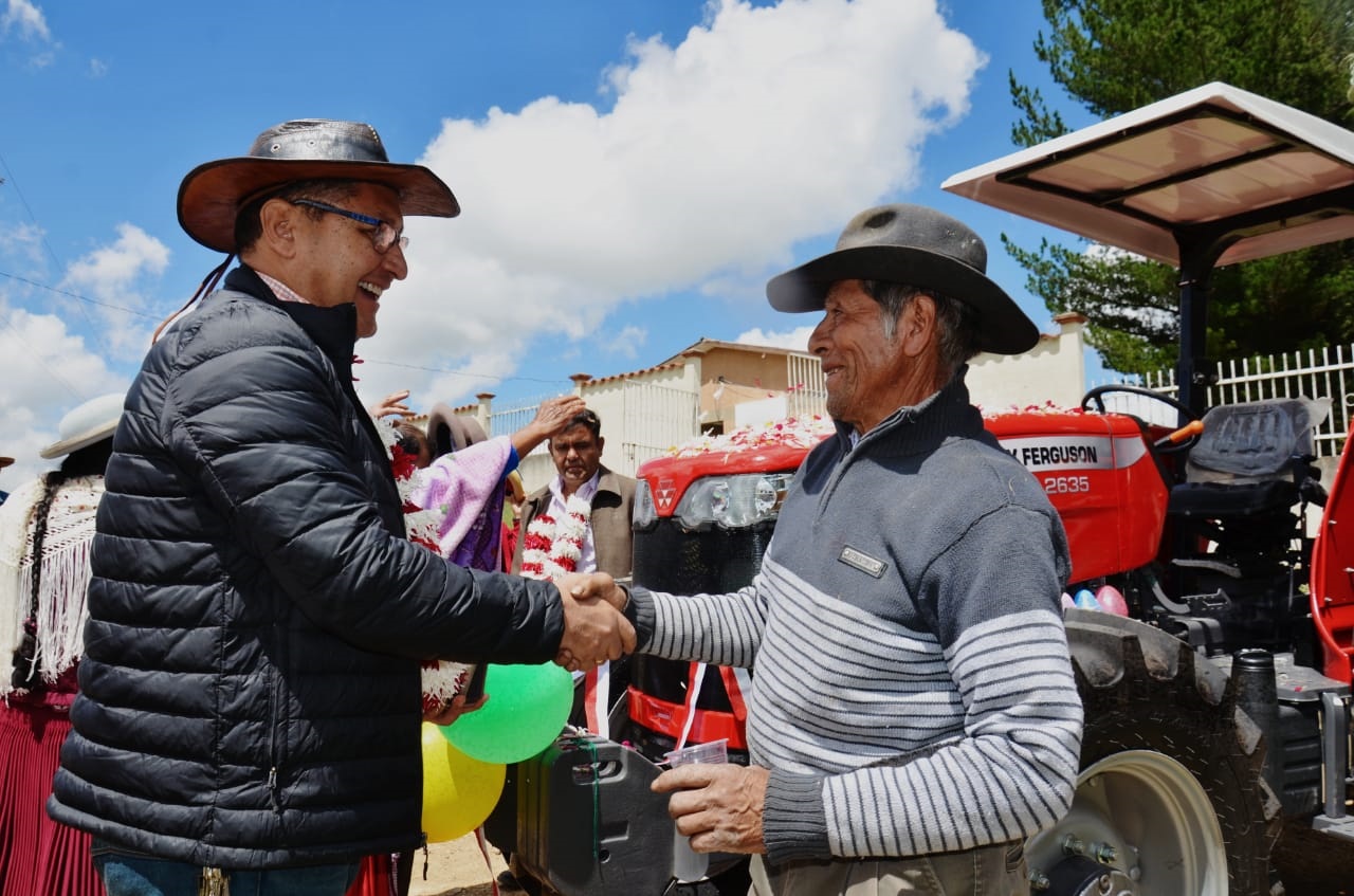 Gobernador entregó moderno tractor agrícola adquirido con el Prosol por la comunidad de Jarcas